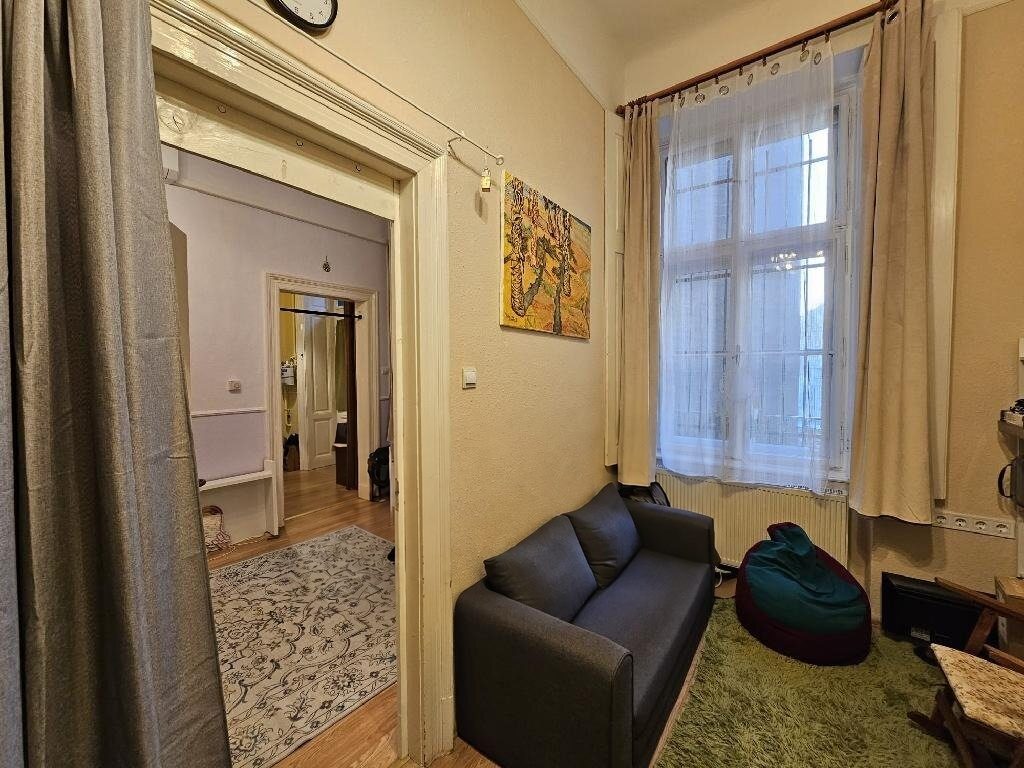 Szoba kanapéval, átlátással a szomszédos helyiségbe