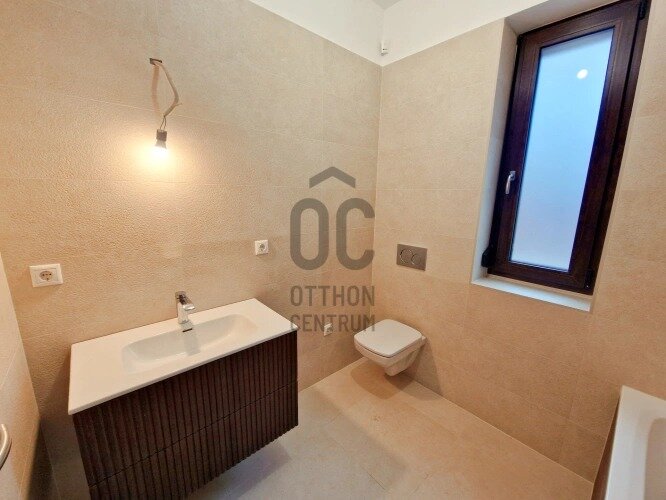 Modern fürdőszoba mosdóval és WC-vel